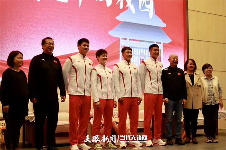 冠军们与球盟会官方网站相关负责人合影.jpg